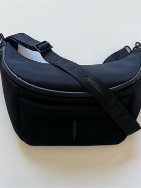 Thacker New York Cocoon Day Sling Black Neoprene Crossbody Mid-size Bag EUC